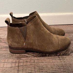 Size 7 TOMS booties